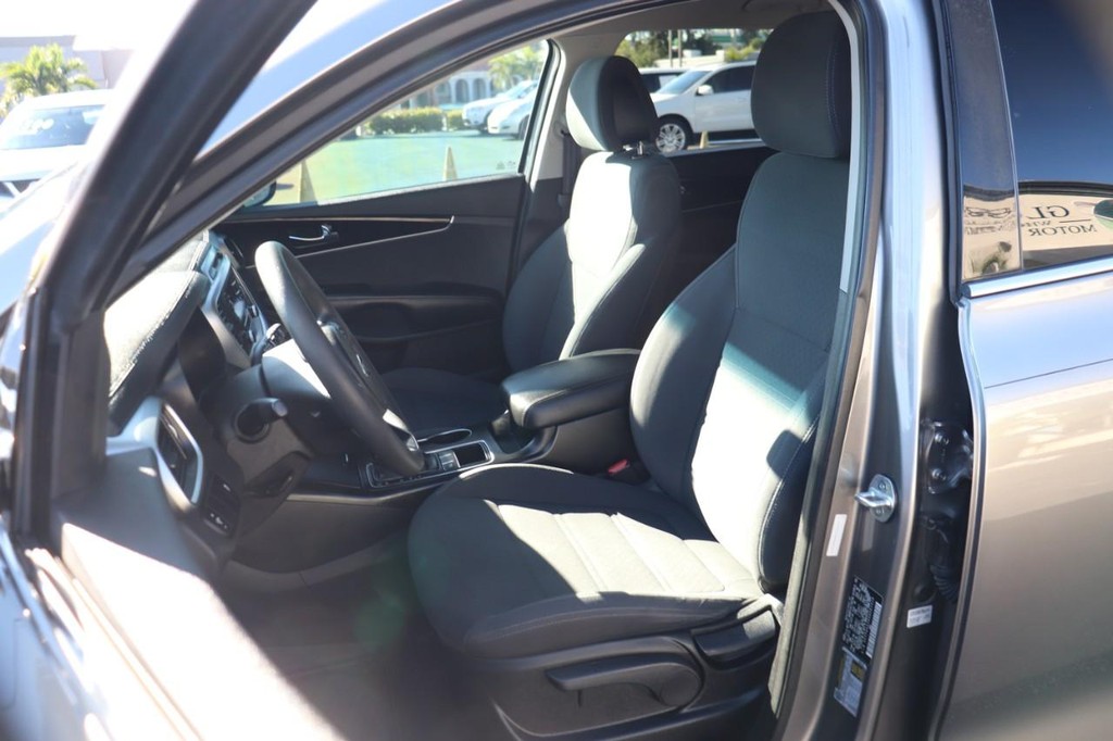 Kia Sorento Vehicle Full-screen Gallery Image 13