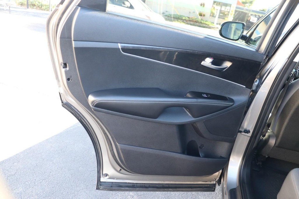 Kia Sorento Vehicle Full-screen Gallery Image 14