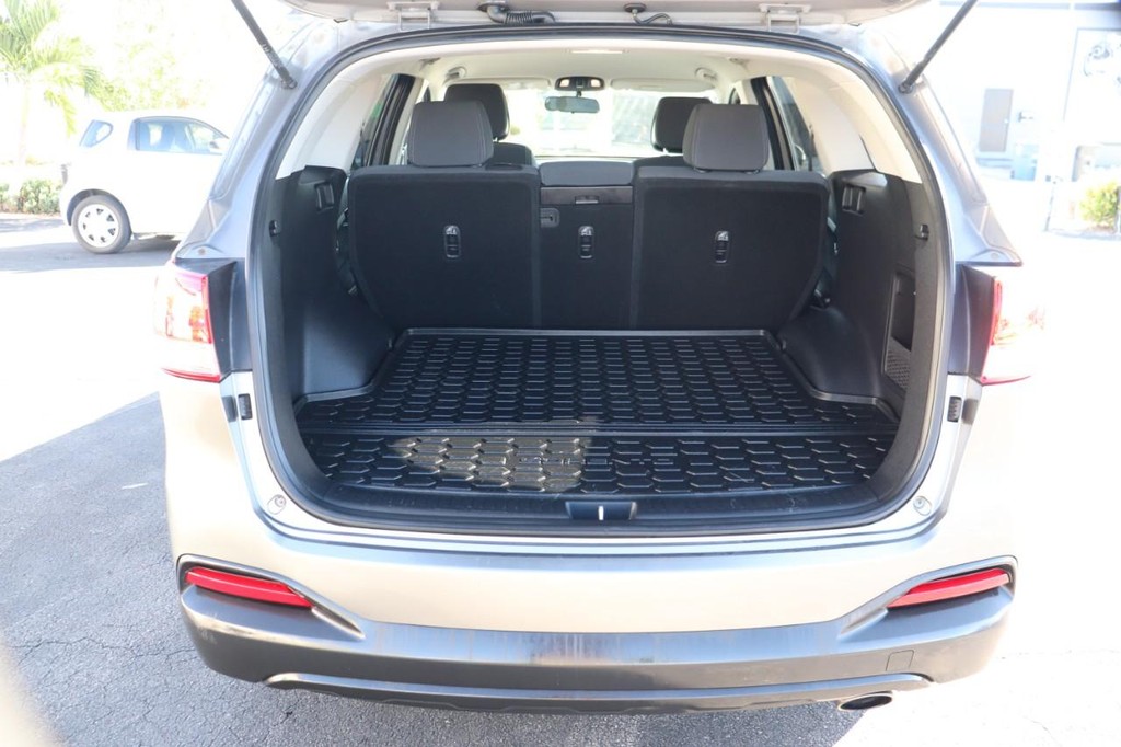 Kia Sorento Vehicle Full-screen Gallery Image 17