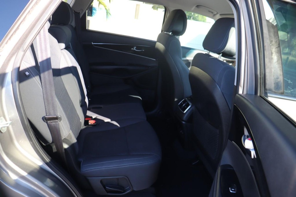 Kia Sorento Vehicle Full-screen Gallery Image 19