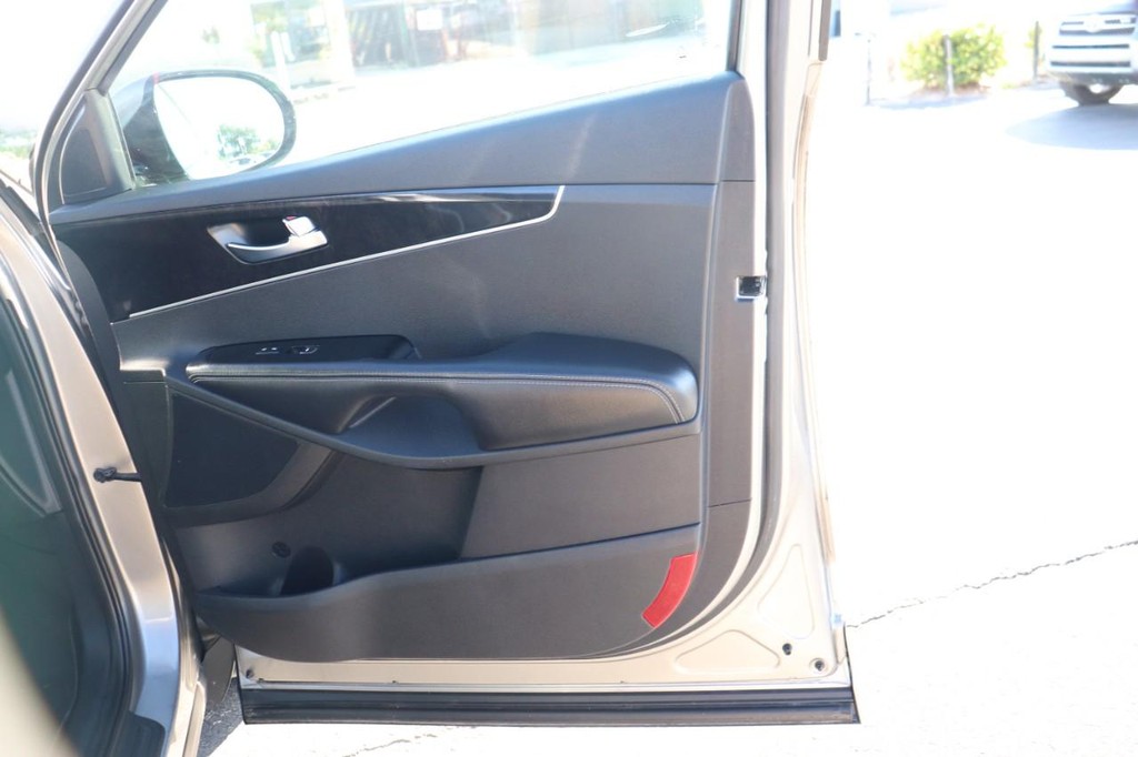 Kia Sorento Vehicle Full-screen Gallery Image 21