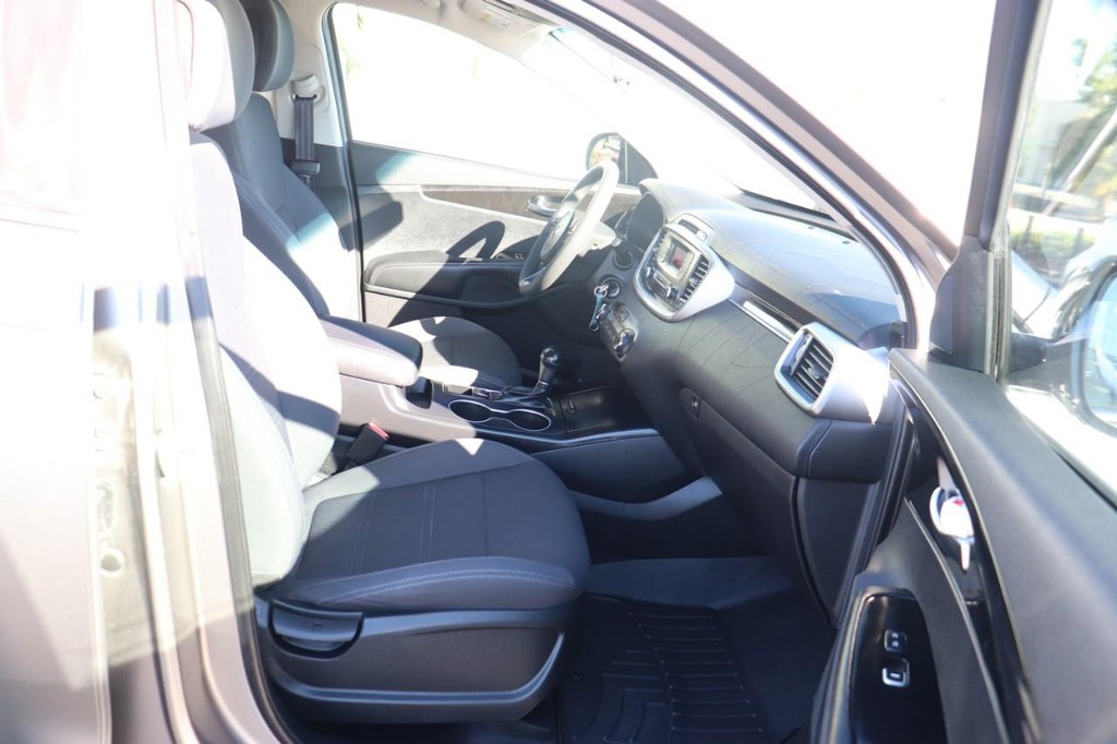 Kia Sorento Vehicle Full-screen Gallery Image 22