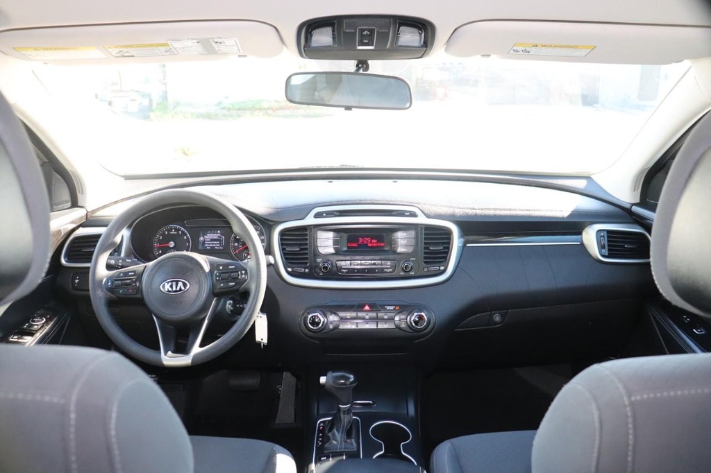 Kia Sorento Vehicle Full-screen Gallery Image 25