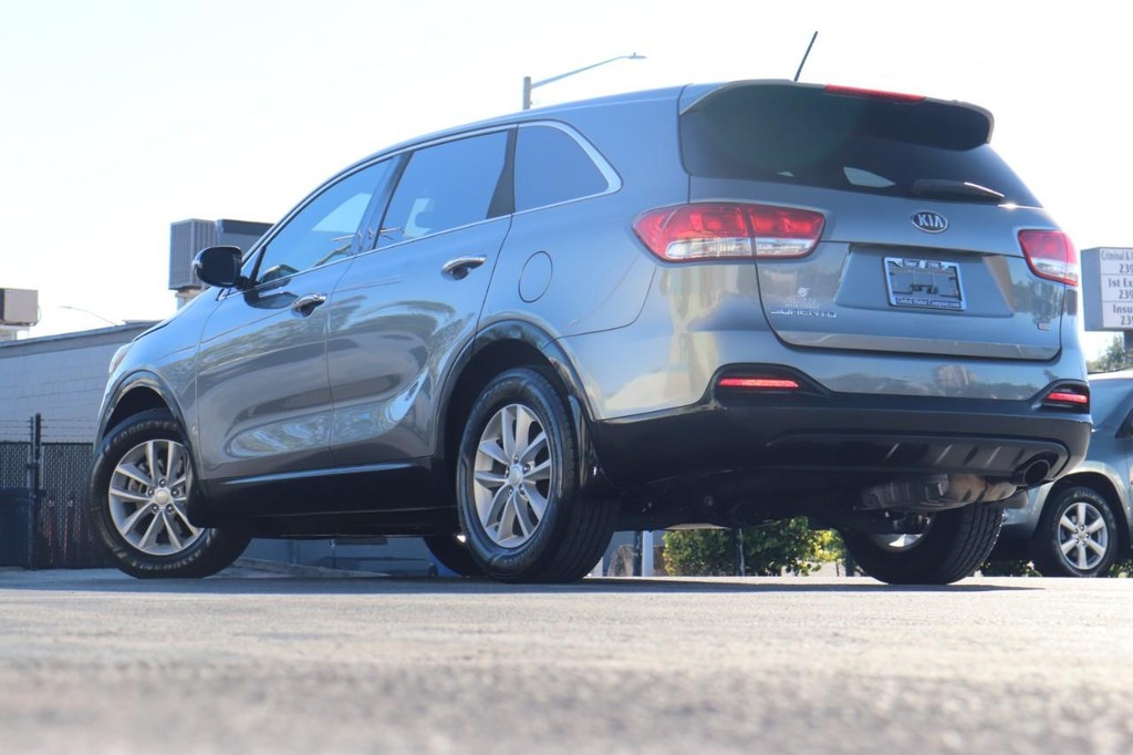 Kia Sorento Vehicle Full-screen Gallery Image 27