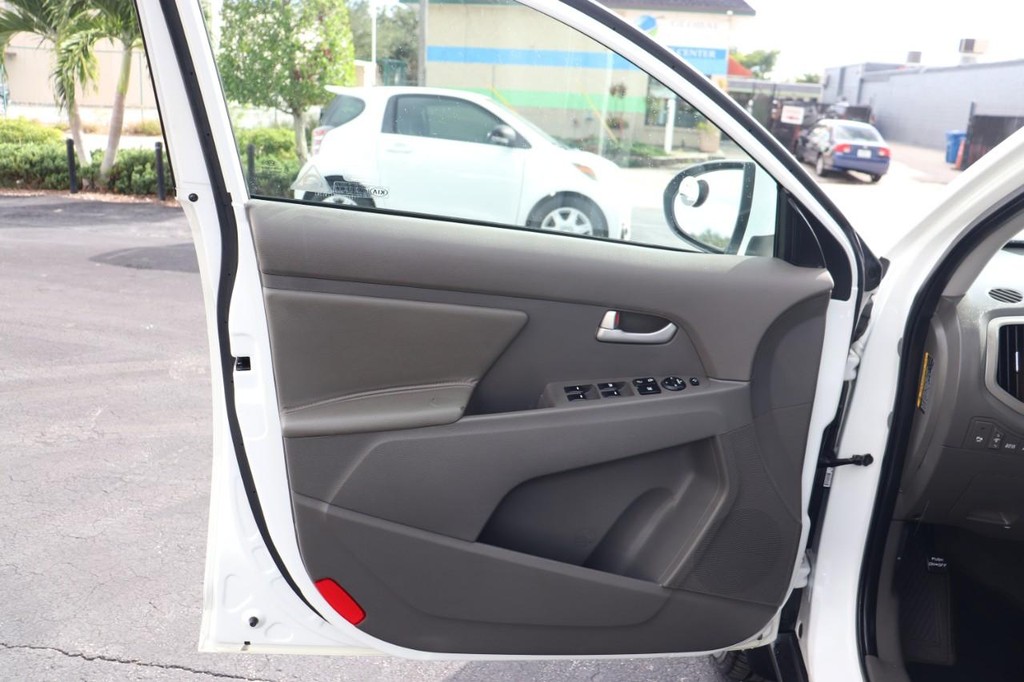 Kia Sportage Vehicle Full-screen Gallery Image 11