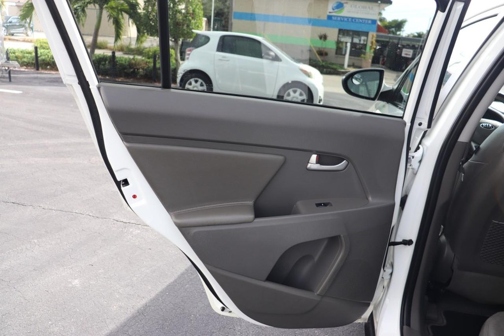 Kia Sportage Vehicle Full-screen Gallery Image 14