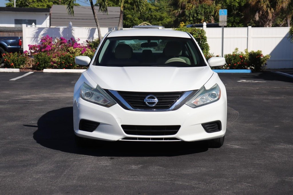 Nissan Altima Vehicle Full-screen Gallery Image 02