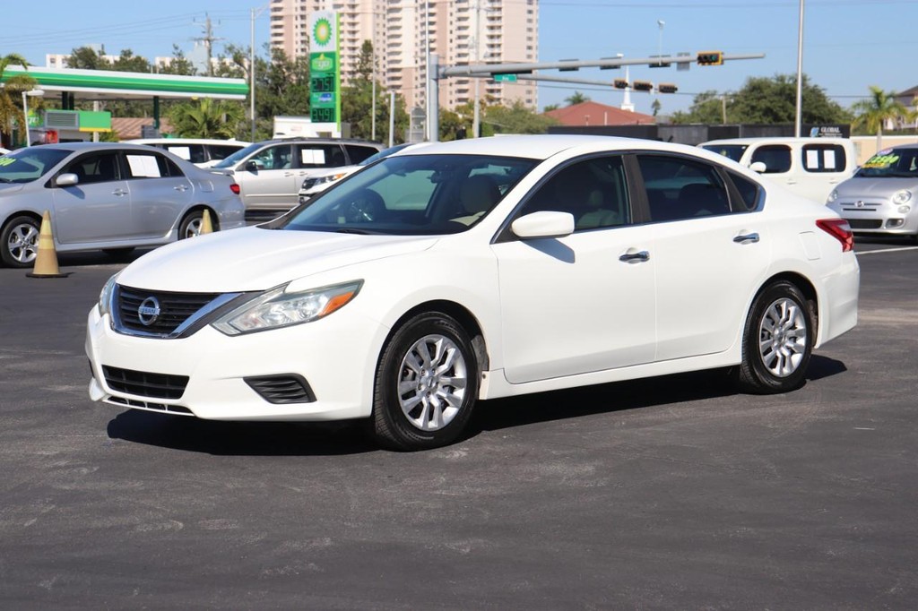 Nissan Altima Vehicle Full-screen Gallery Image 03