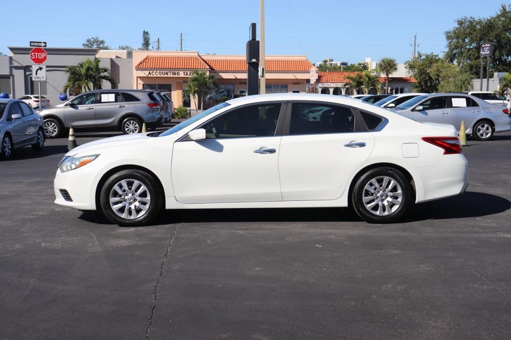 Nissan Altima Vehicle Full-screen Gallery Image 04