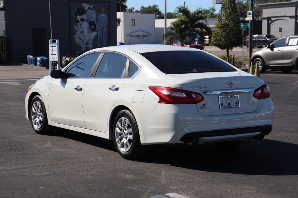 Nissan Altima Vehicle Full-screen Gallery Image 06