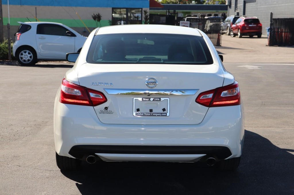 Nissan Altima Vehicle Full-screen Gallery Image 07