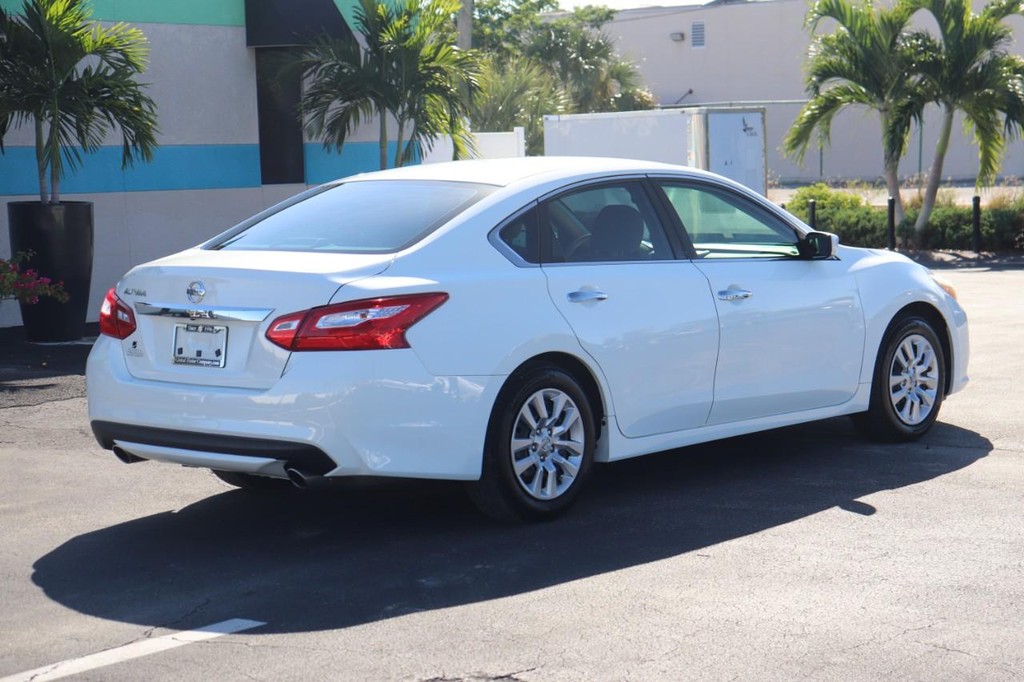 Nissan Altima Vehicle Full-screen Gallery Image 08