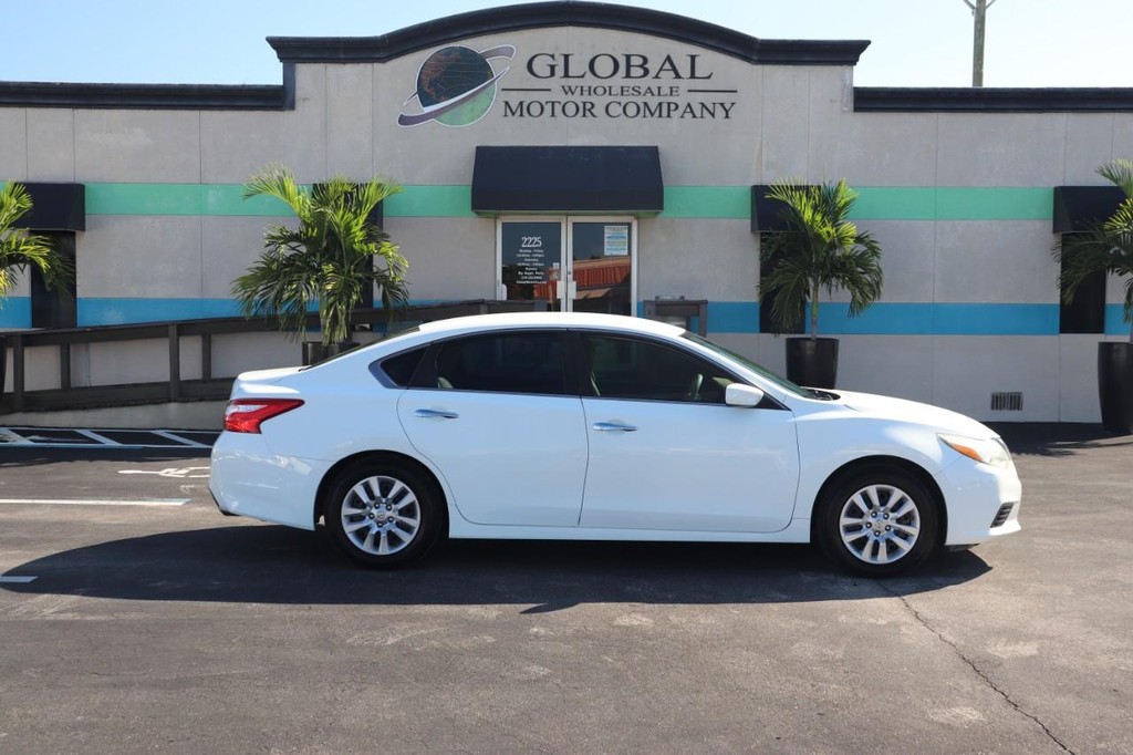 Nissan Altima Vehicle Full-screen Gallery Image 09