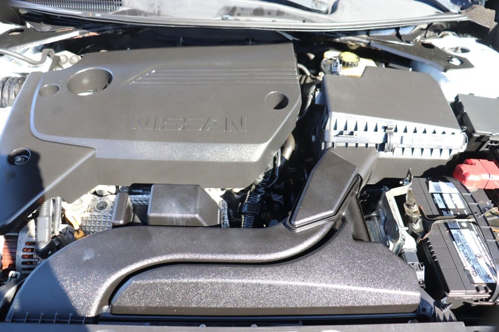 Nissan Altima Vehicle Full-screen Gallery Image 10