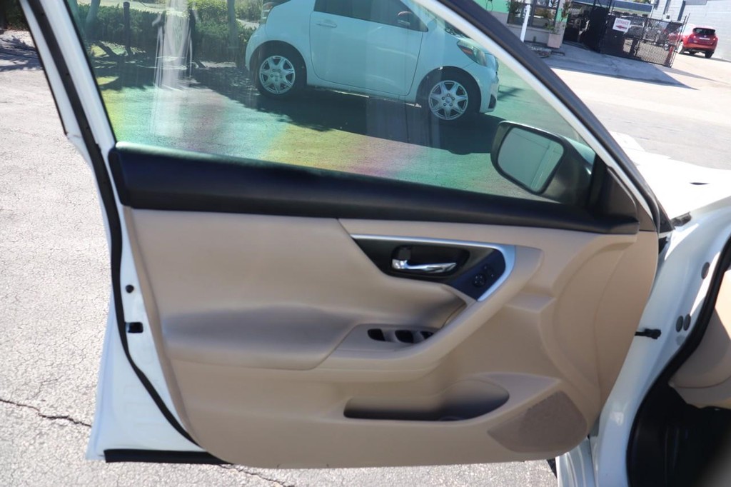 Nissan Altima Vehicle Full-screen Gallery Image 11