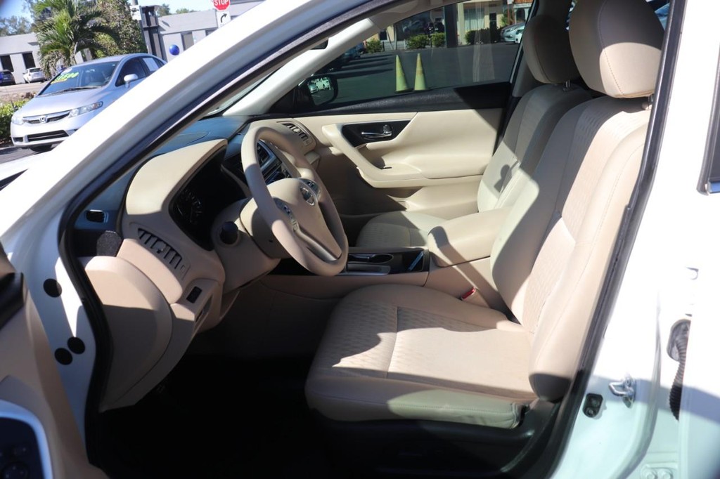 Nissan Altima Vehicle Full-screen Gallery Image 12