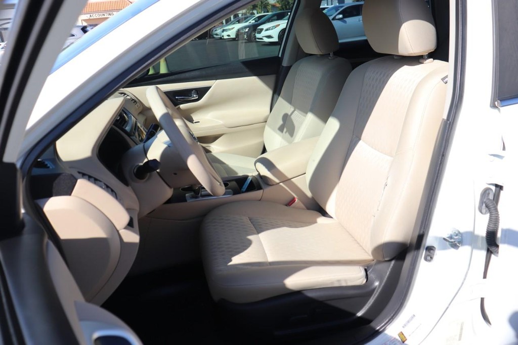 Nissan Altima Vehicle Full-screen Gallery Image 13