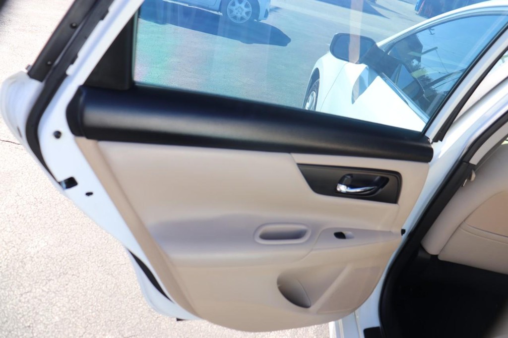 Nissan Altima Vehicle Full-screen Gallery Image 14