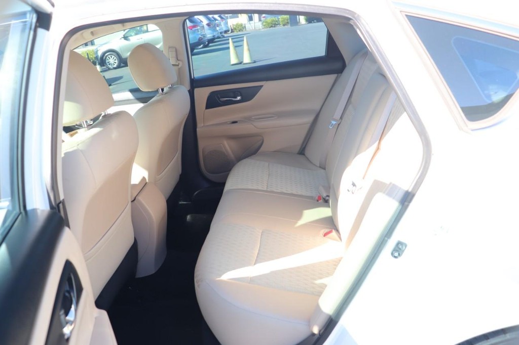 Nissan Altima Vehicle Full-screen Gallery Image 15