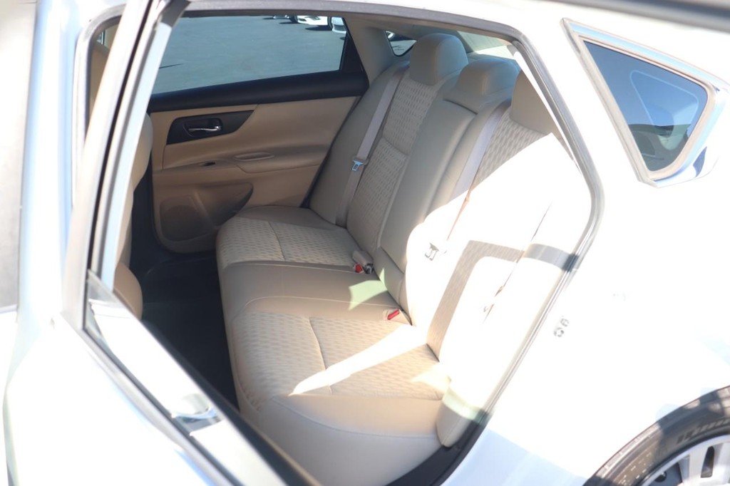 Nissan Altima Vehicle Full-screen Gallery Image 16