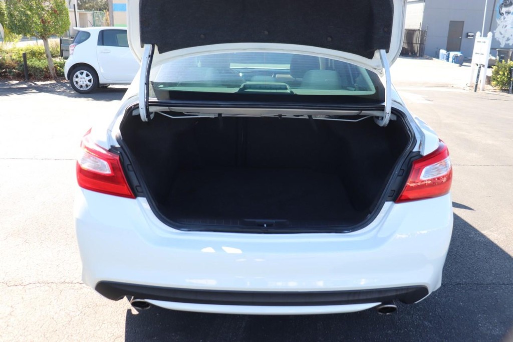 Nissan Altima Vehicle Full-screen Gallery Image 17