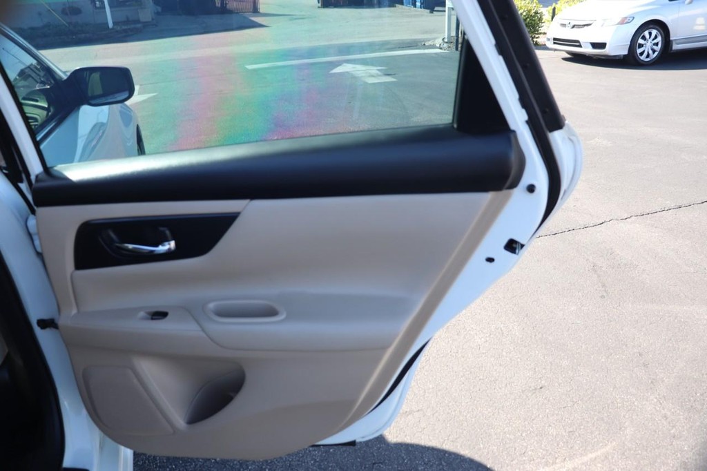 Nissan Altima Vehicle Full-screen Gallery Image 18