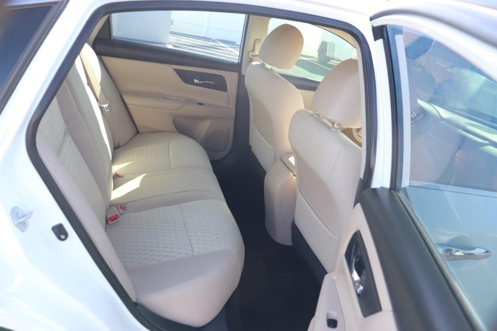 Nissan Altima Vehicle Full-screen Gallery Image 19