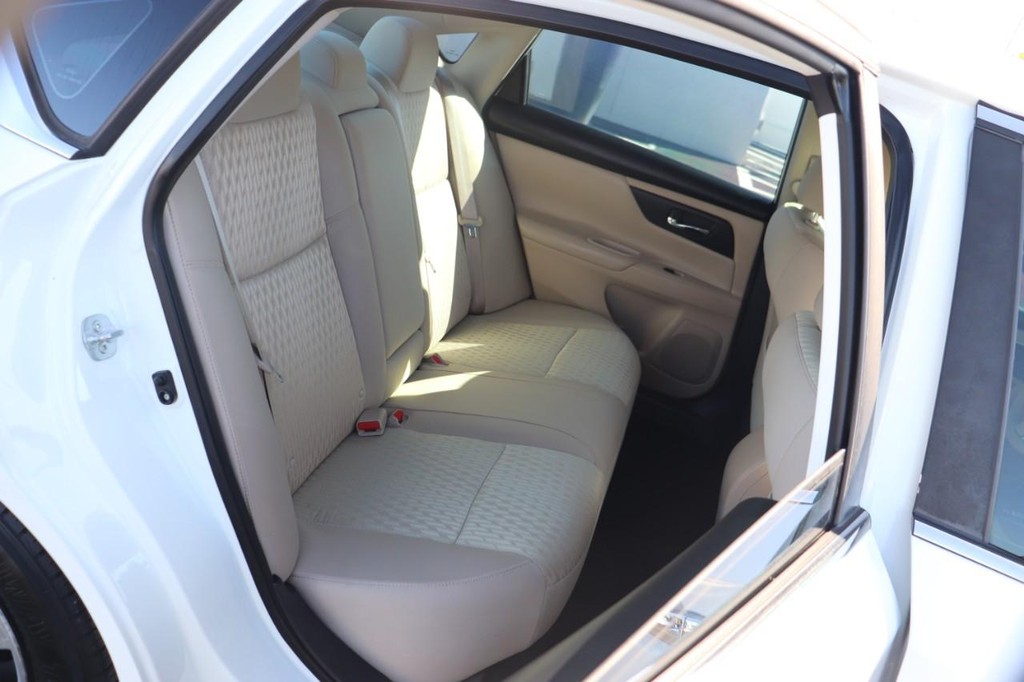 Nissan Altima Vehicle Full-screen Gallery Image 20