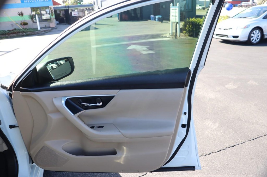 Nissan Altima Vehicle Full-screen Gallery Image 21