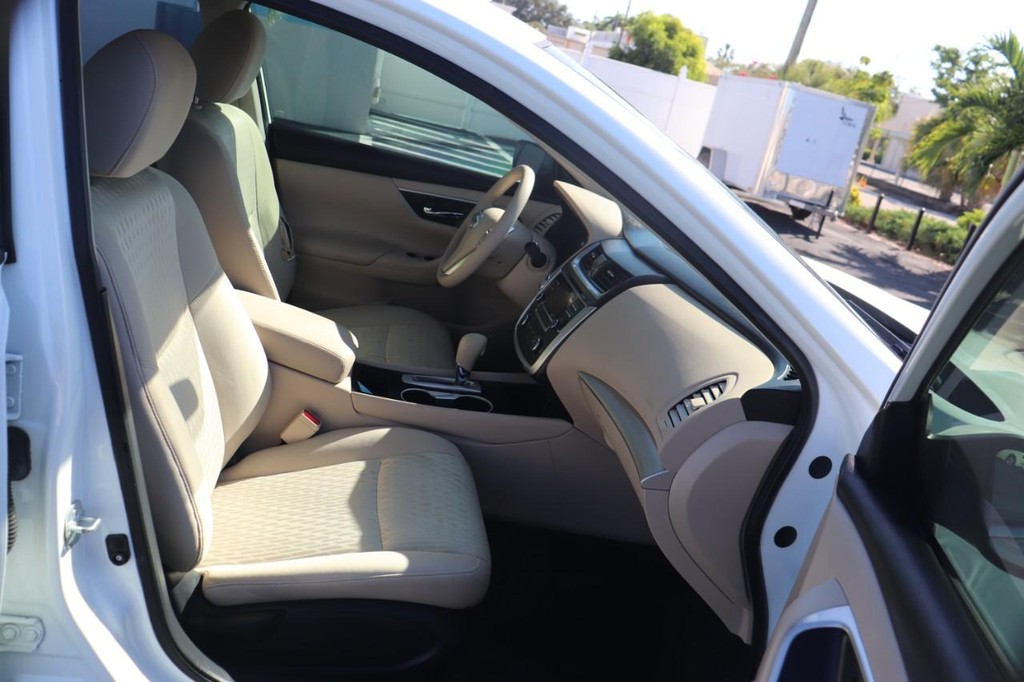 Nissan Altima Vehicle Full-screen Gallery Image 22