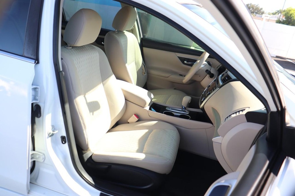 Nissan Altima Vehicle Full-screen Gallery Image 23