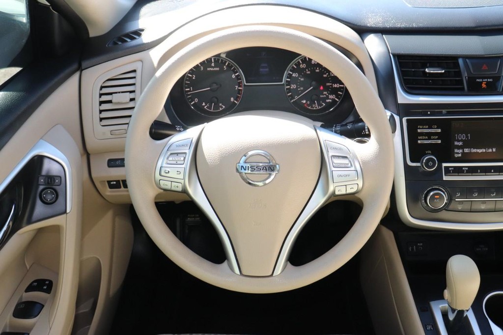 Nissan Altima Vehicle Full-screen Gallery Image 24