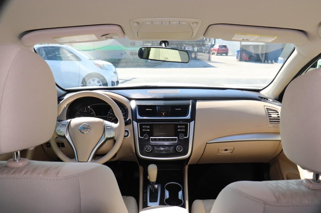 Nissan Altima Vehicle Full-screen Gallery Image 25