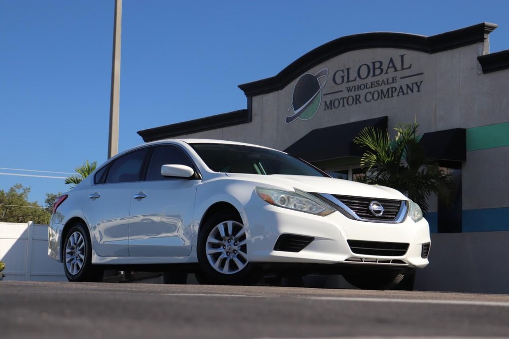 Nissan Altima Vehicle Full-screen Gallery Image 26