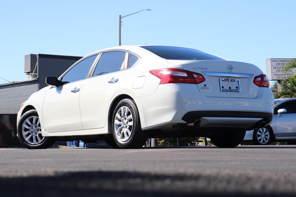 Nissan Altima Vehicle Full-screen Gallery Image 27