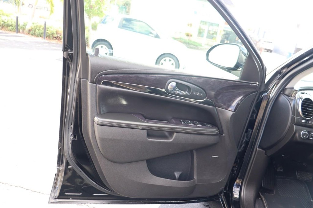 Buick Enclave Vehicle Full-screen Gallery Image 11