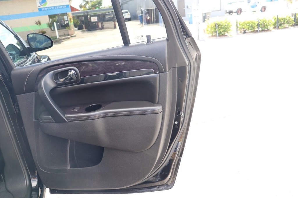 Buick Enclave Vehicle Full-screen Gallery Image 18
