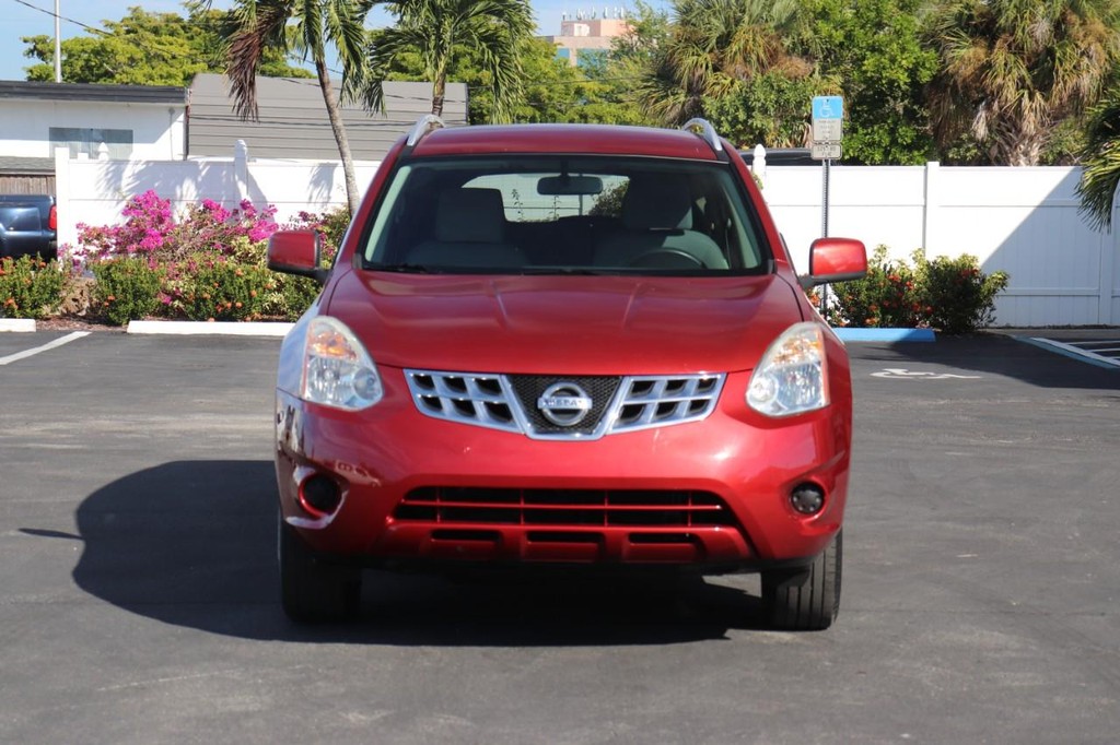 Nissan Rogue Vehicle Full-screen Gallery Image 02
