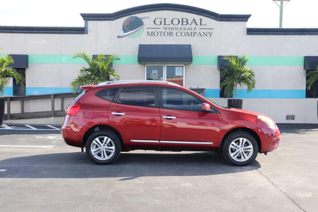 Nissan Rogue Vehicle Full-screen Gallery Image 09