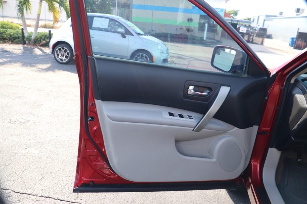 Nissan Rogue Vehicle Full-screen Gallery Image 11