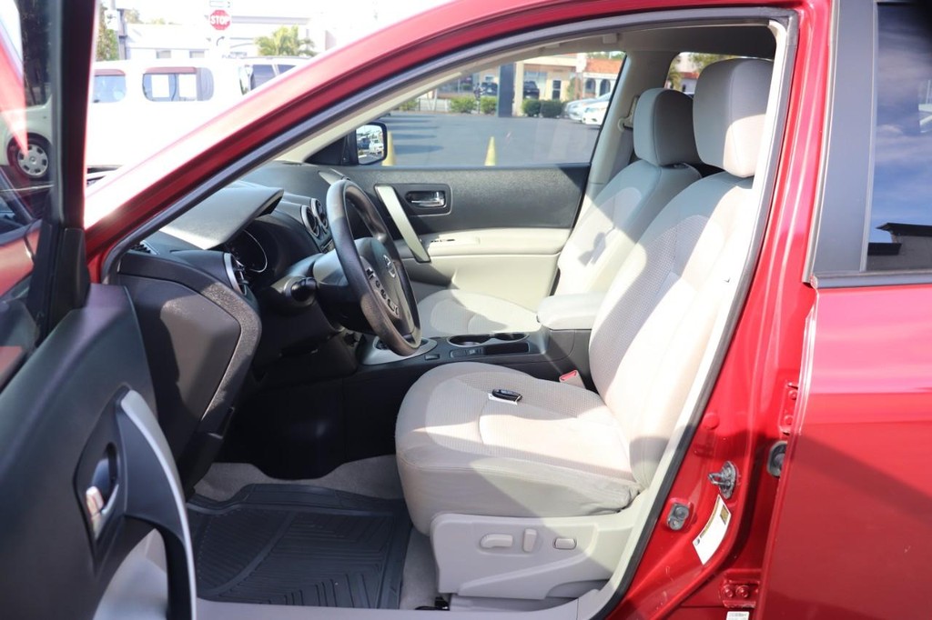 Nissan Rogue Vehicle Full-screen Gallery Image 12