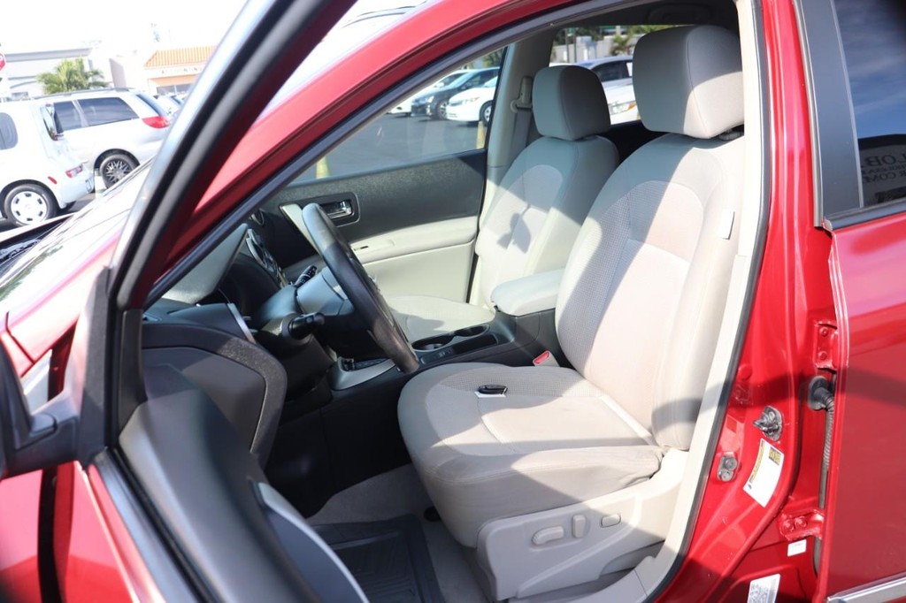 Nissan Rogue Vehicle Full-screen Gallery Image 13