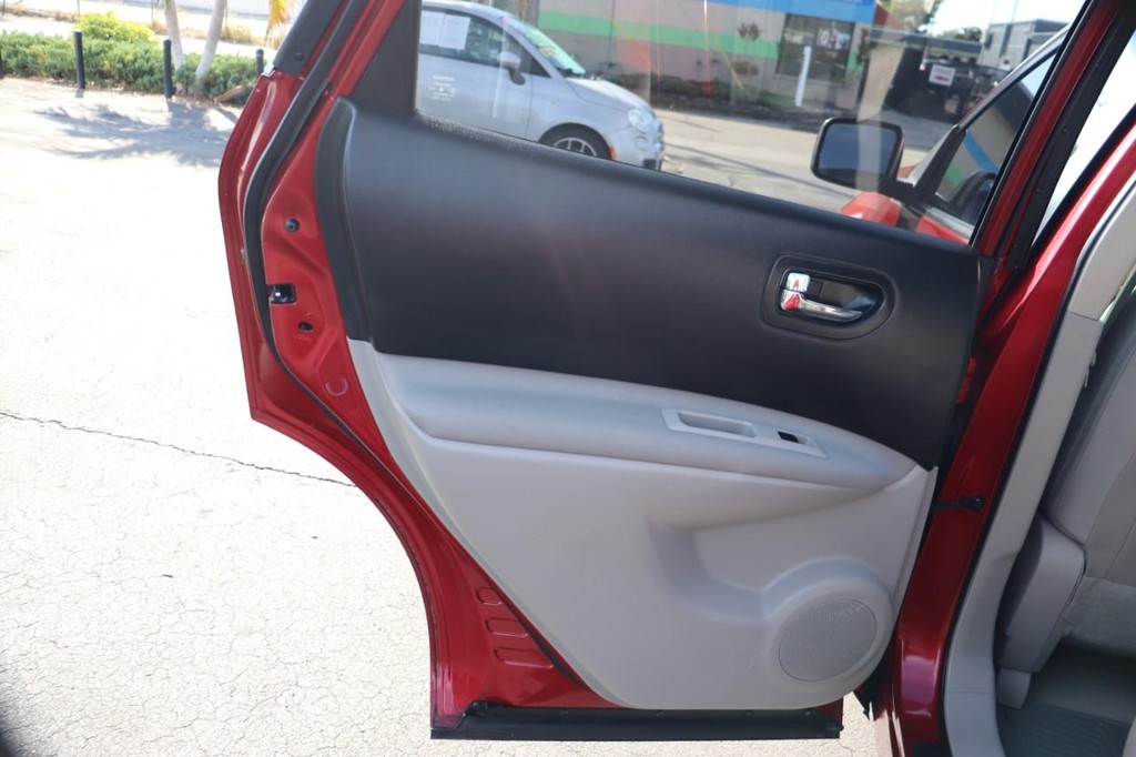 Nissan Rogue Vehicle Full-screen Gallery Image 14