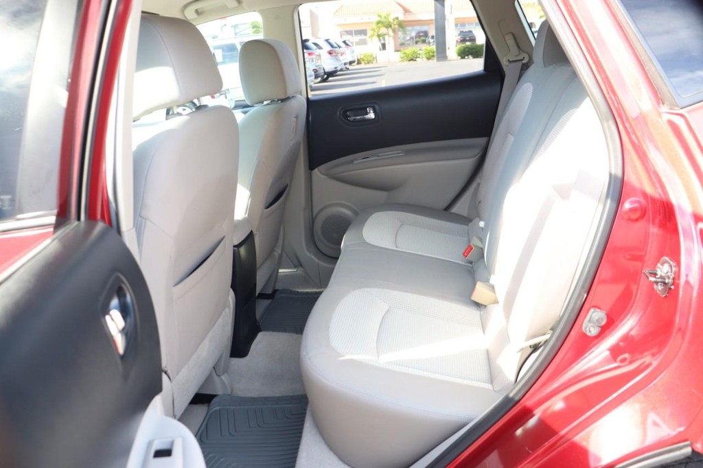 Nissan Rogue Vehicle Full-screen Gallery Image 15