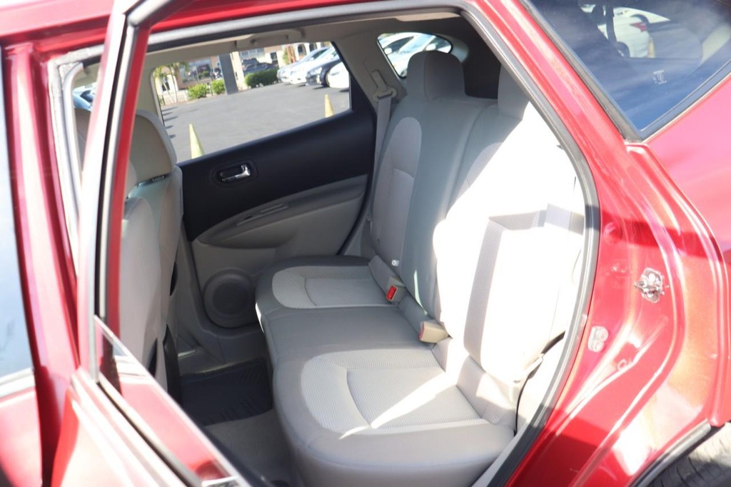 Nissan Rogue Vehicle Full-screen Gallery Image 16