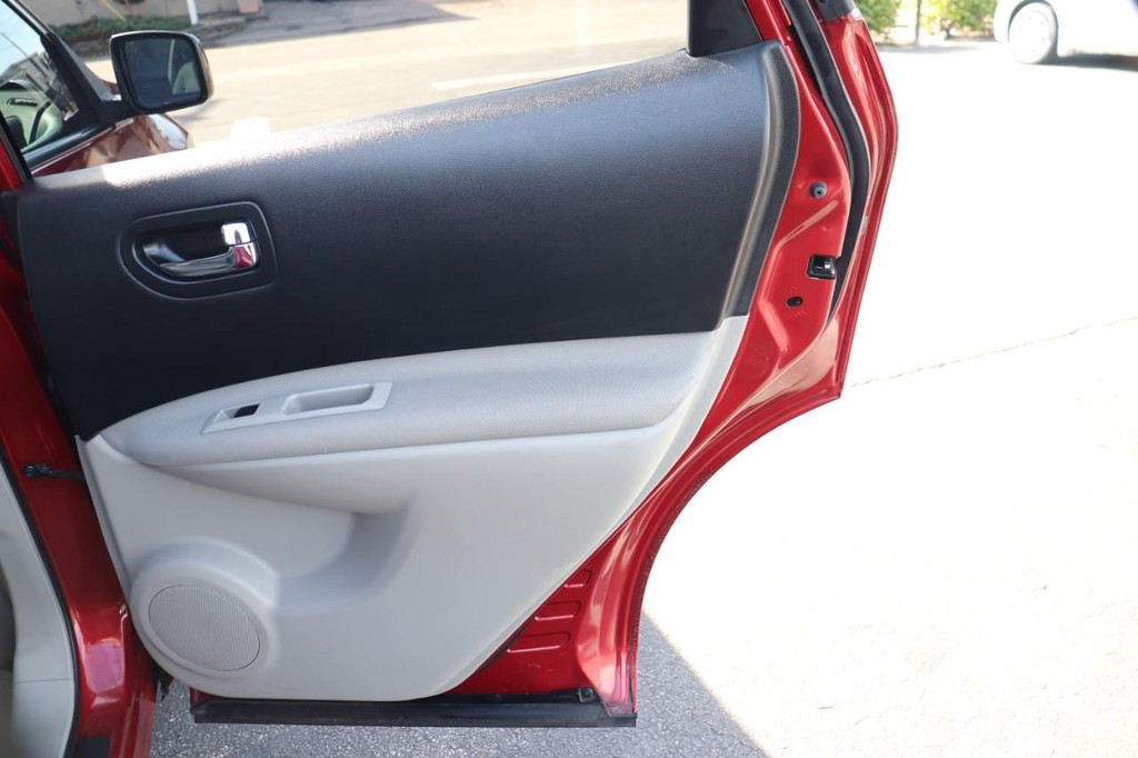 Nissan Rogue Vehicle Full-screen Gallery Image 18