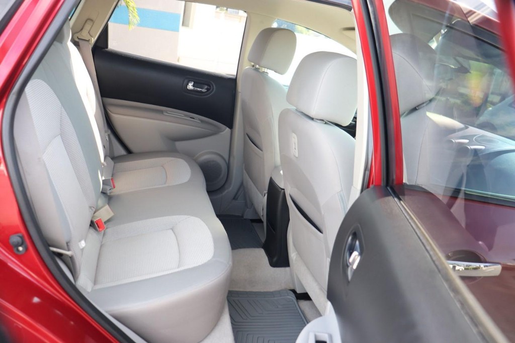 Nissan Rogue Vehicle Full-screen Gallery Image 19