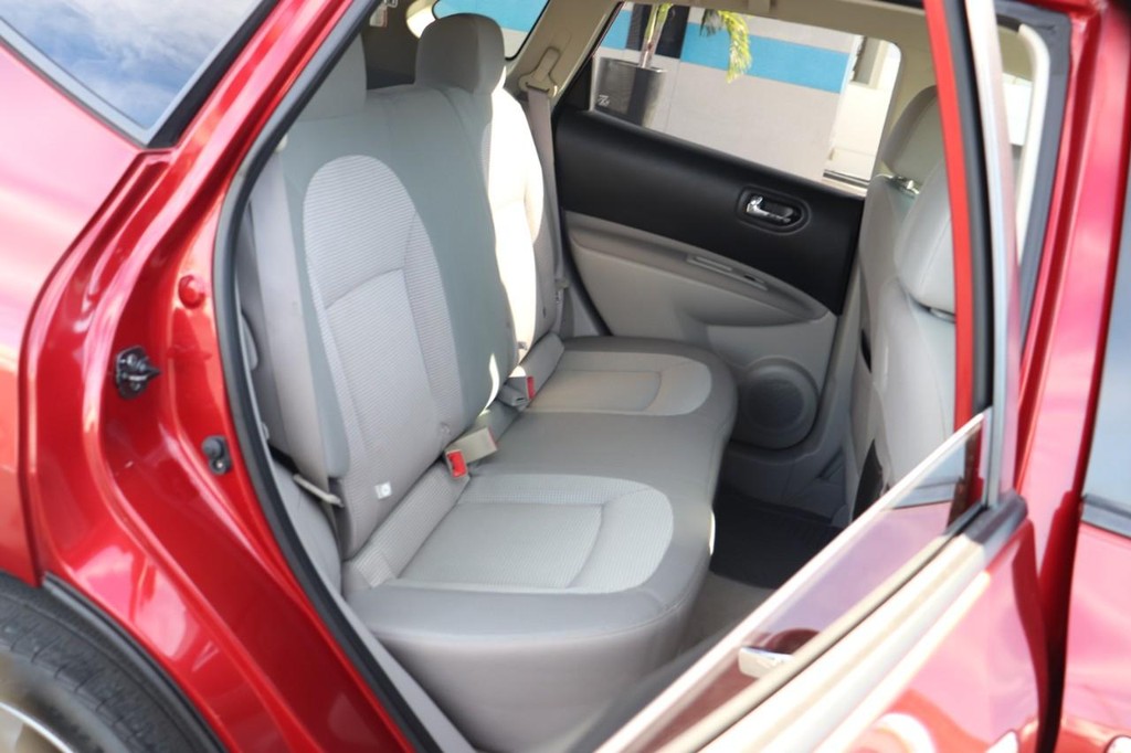 Nissan Rogue Vehicle Full-screen Gallery Image 20