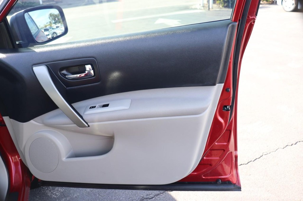 Nissan Rogue Vehicle Full-screen Gallery Image 21