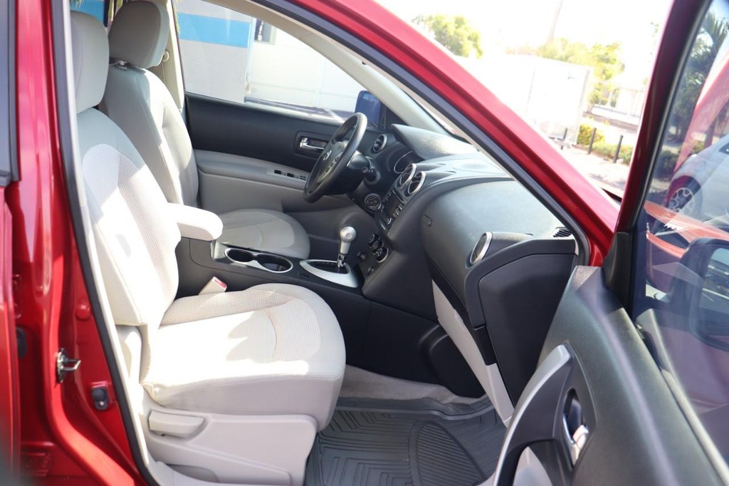 Nissan Rogue Vehicle Full-screen Gallery Image 22